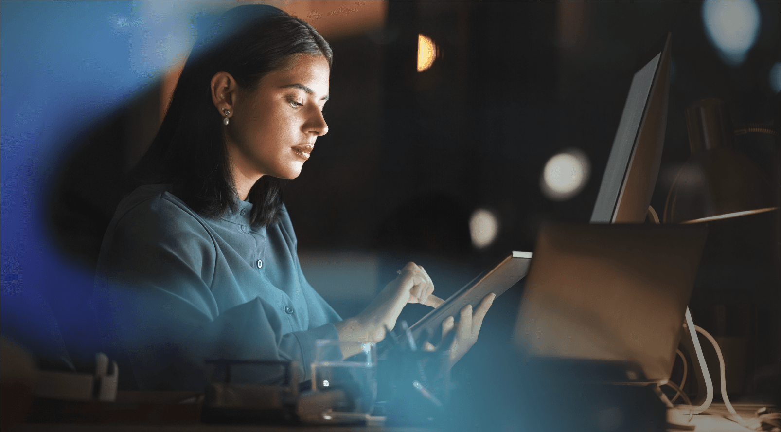 mujer escribiendo en el teléfono