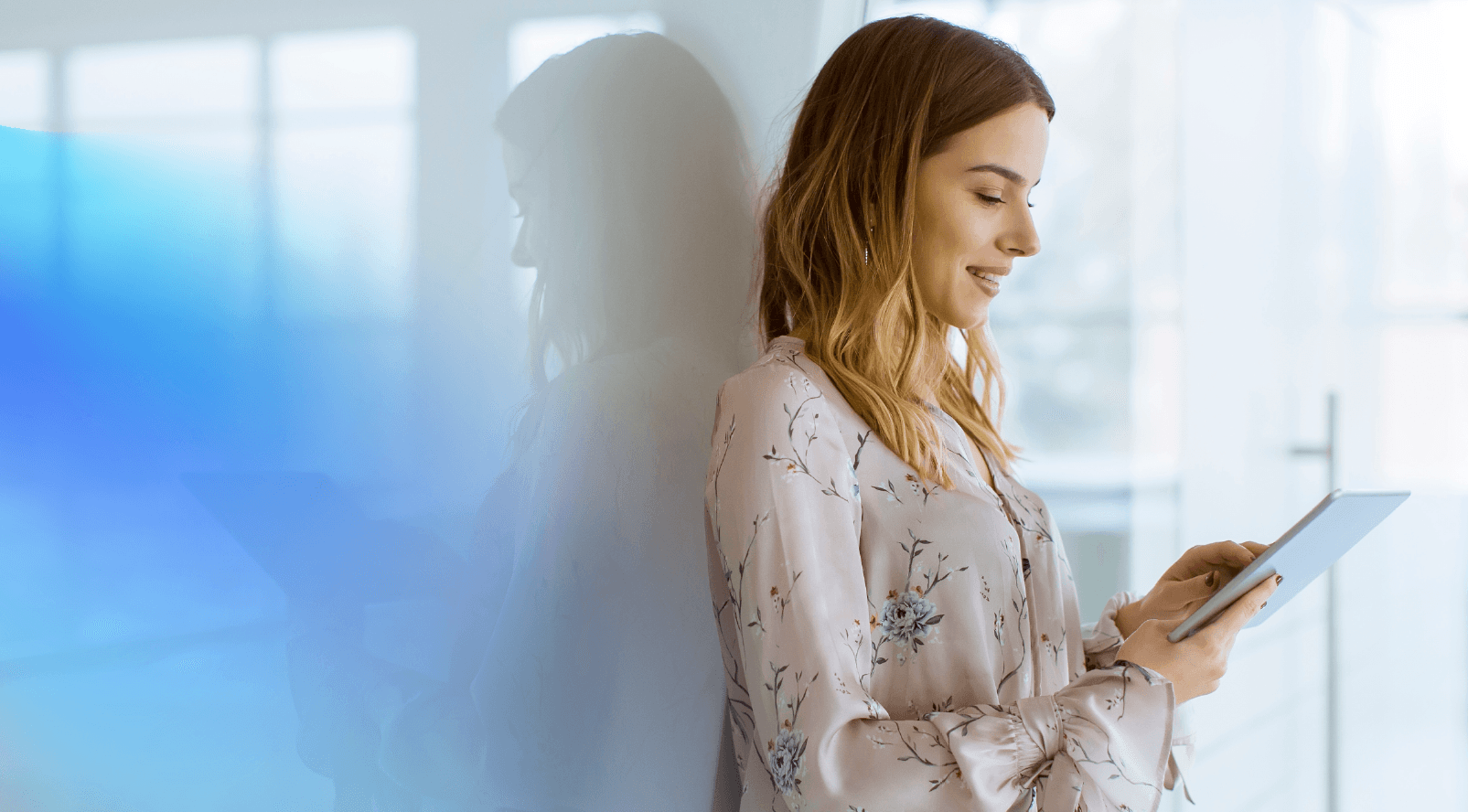 mujer usando un telefono